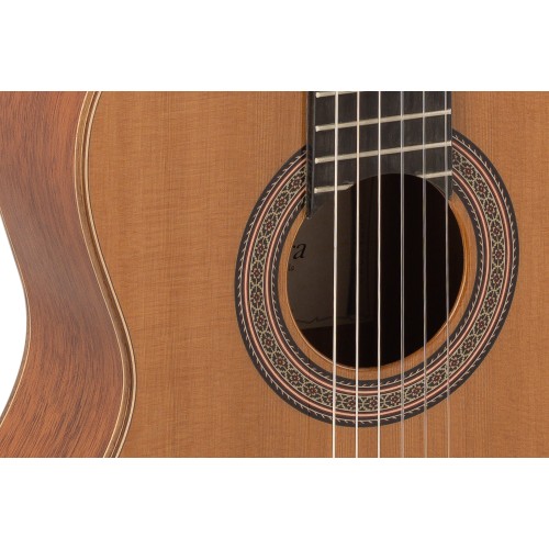 GUITARRA CLÁSICA ADMIRA A40 ELECTRIFICADA CON FISHMAN SERIE ARTESANÍA